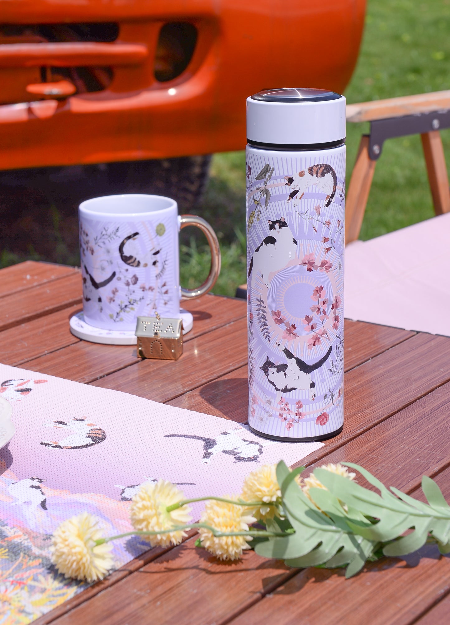 "Yogis Cat and Flower" Vacuum Water Bottle (500ml)