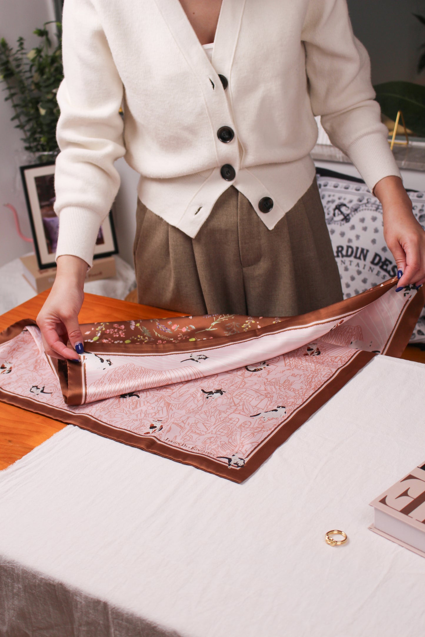 "Yogis Cat and Flower" Brown Tatra Mountain Silky Scarf Gift Set (Double Face Silky Scarf and Scarf Ring)