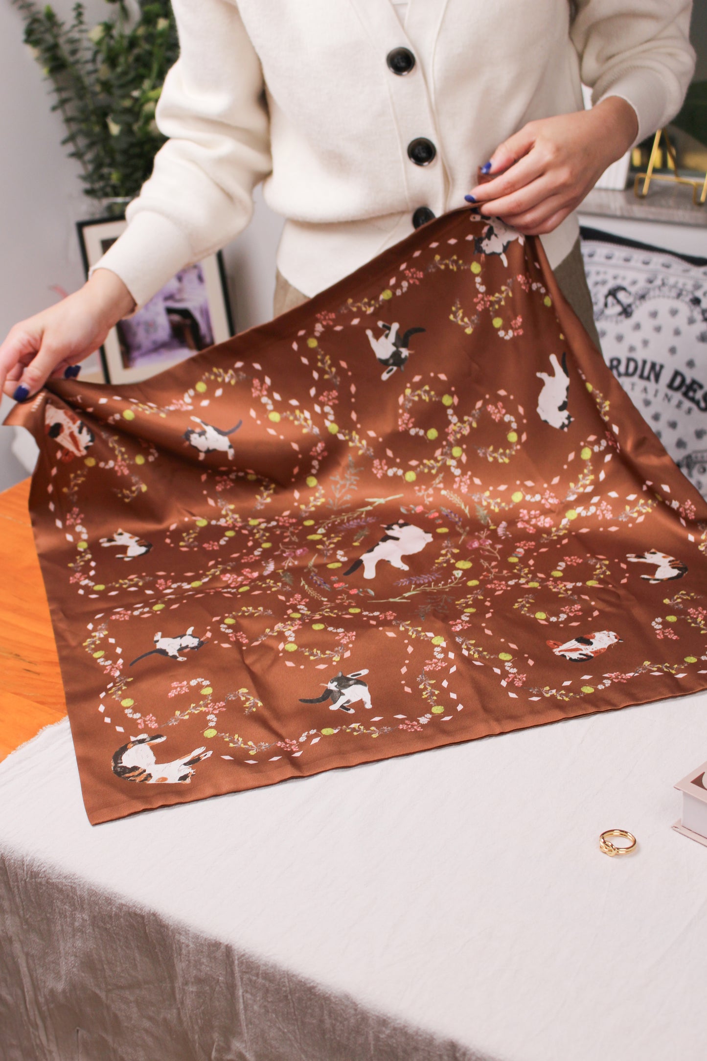 "Yogis Cat and Flower" Brown Tatra Mountain Silky Scarf Gift Set (Double Face Silky Scarf and Scarf Ring)