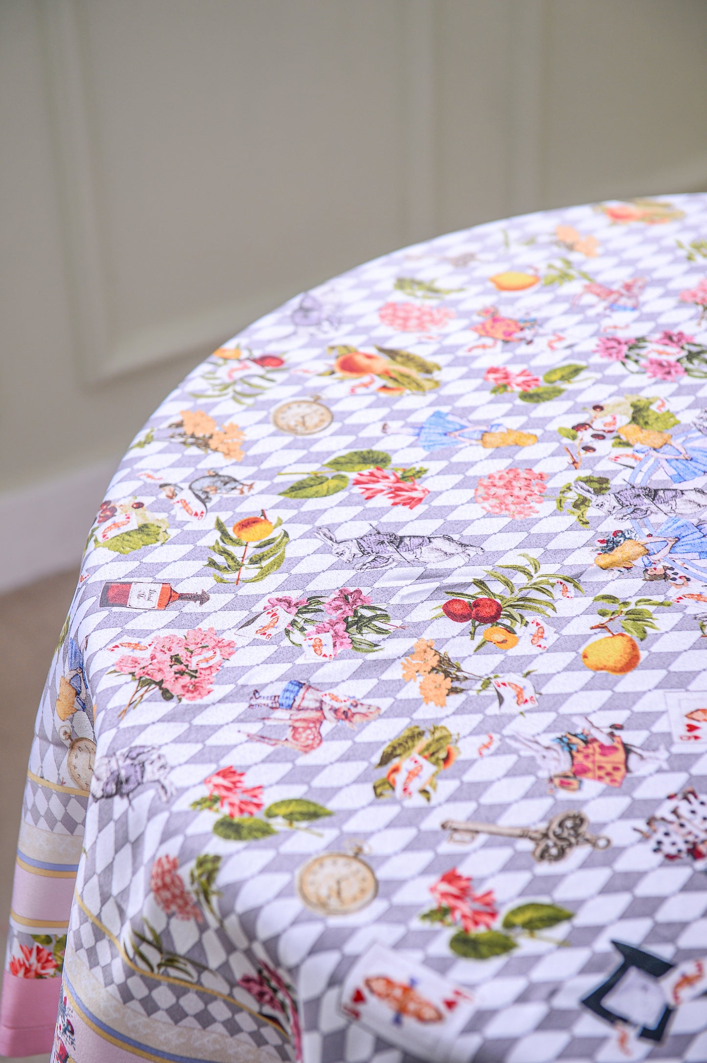 "Wonderful Adventure Dream" Pink Tuo Watch Waterproof Tablecloth
