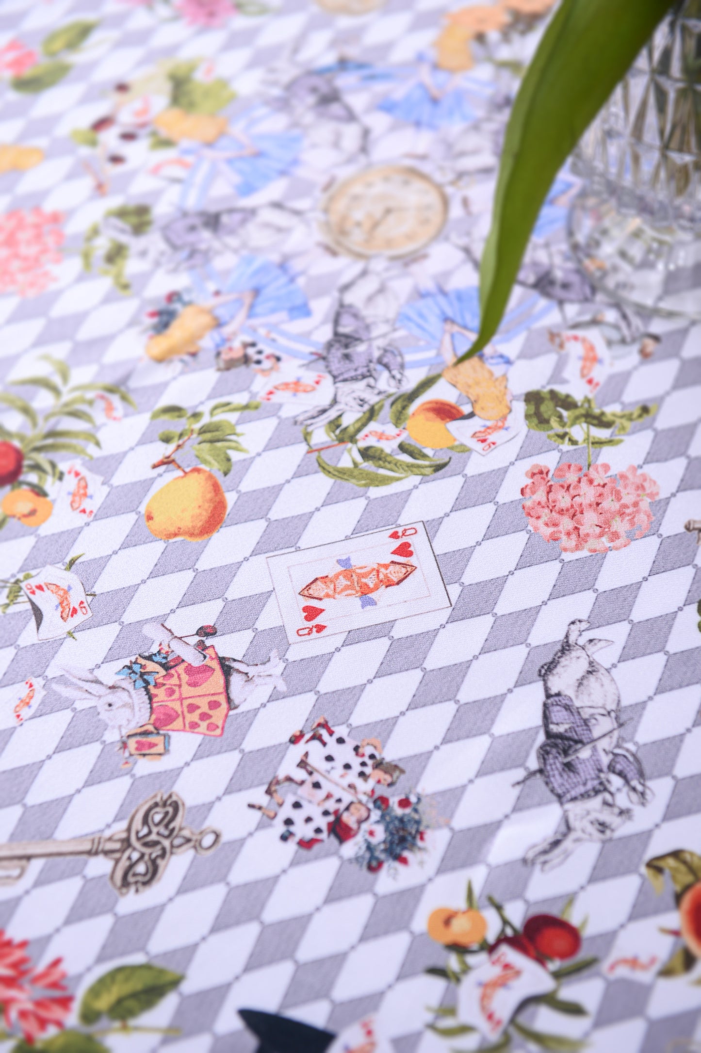 "Wonderful Adventure Dream" Pink Tuo Watch Waterproof Tablecloth